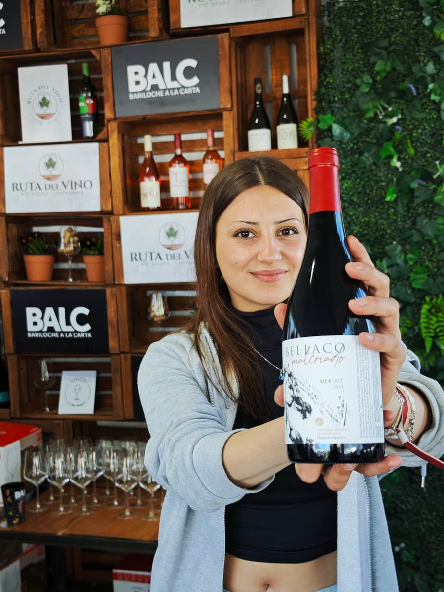 La Ruta del Vino de Río Negro brilló en Bariloche a la Carta con degustaciones, 20 bodegas y más de 360 botellas vendidas. Una experiencia enoturística que une producción, cultura y paisaje