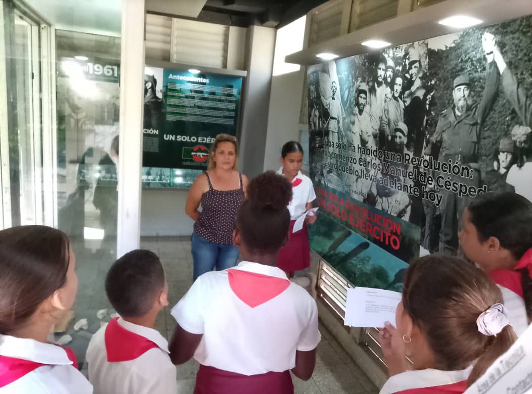Desde nuestra Sala de Historia se trabaja con los alumnos de la Escuela Primaria Simón Bolívar quienes preparan su Círculo de Interés.
#FARCuba