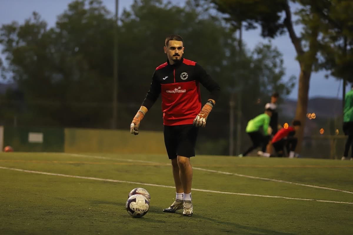 EscuelaCPerello's tweet photo. 😎 Nueva semana y nuevos objetivos.

🧤 Guantes preparados ✅
🤓 Pasamos lista de asistencia📋
⚽️ Calentamos antes de empezar la sesión 🔥
😈 Listos para volar 🚀

🔁 Y así cada día de entrenamiento en la Escuela de porteros. https://t.co/iXnA0sNvRo