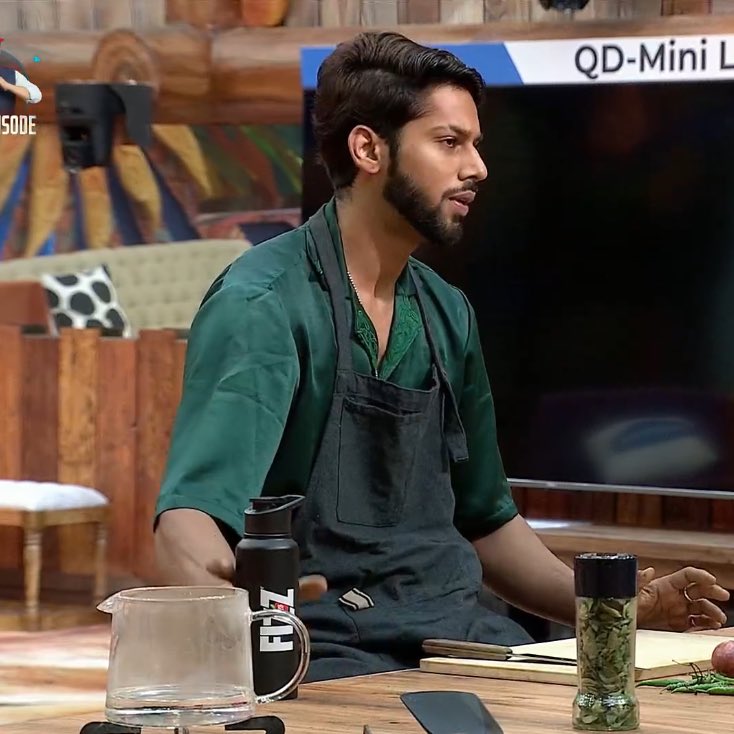 Baseer clocked abhishek rightfully, he really wasn’t keeping up with his duties and giving petty reasons for it,he is so unhygienic ewww 
#baseerali #biggboss19