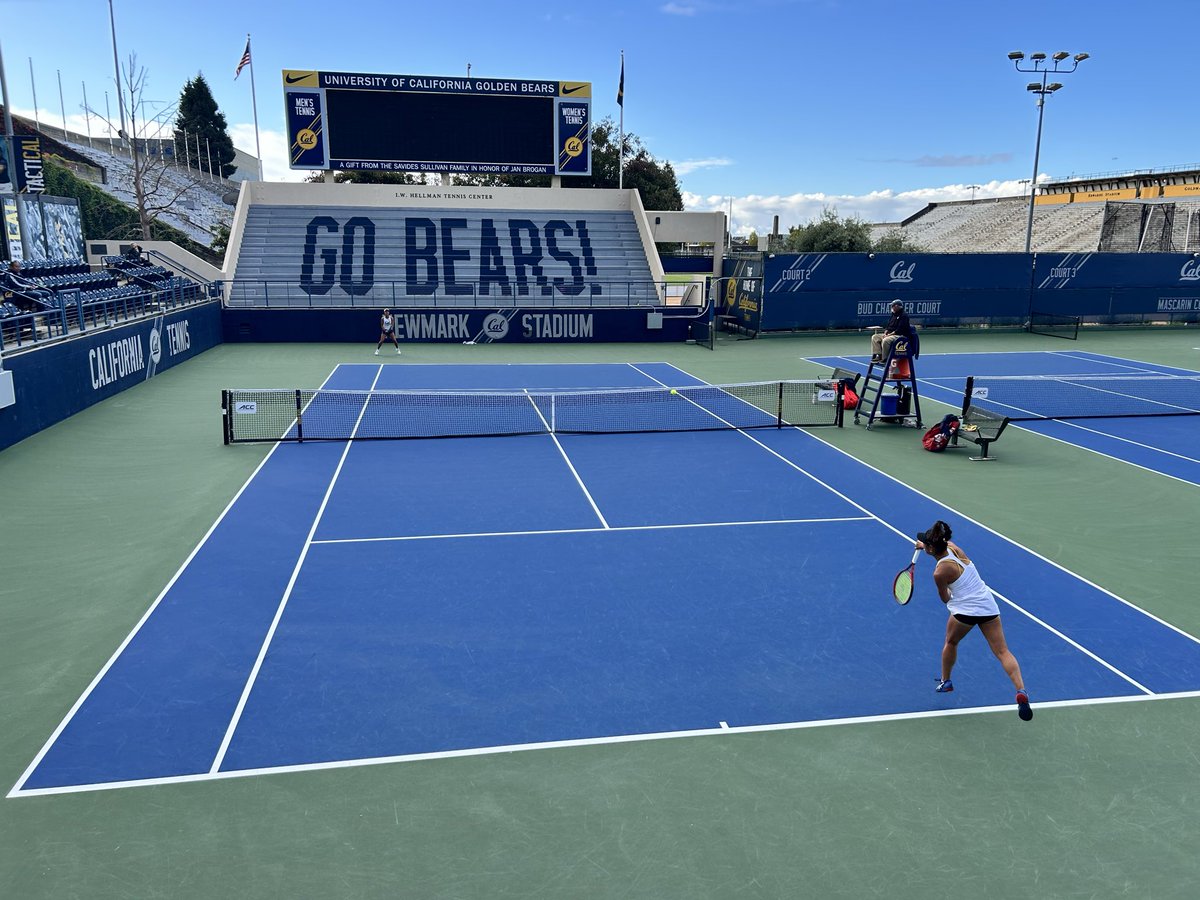 The #ITAregionals singles semifinal between Cal teammates Mao Mushika (serving) and Naomi Xu has begun at the Hellman Tennis Complex! #GoBears