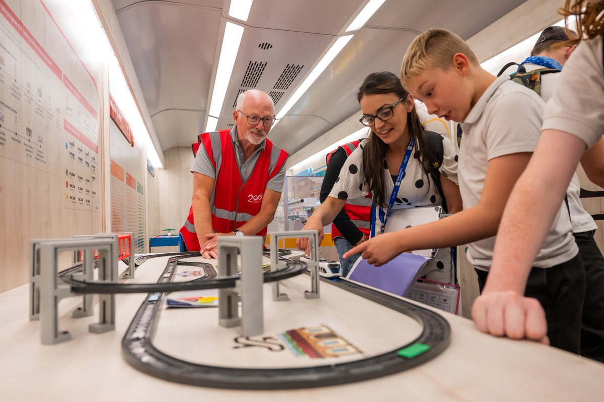 Absolutely ❤️ this photo taken aboard <a href="/railway200/">railway200</a> by Jack Boskett of visitors from Two Rivers High School aboard #Inspiration combining history with STEMcentric learning with display of <a href="/intelino/">intelino</a> #TrainTrackTuesday