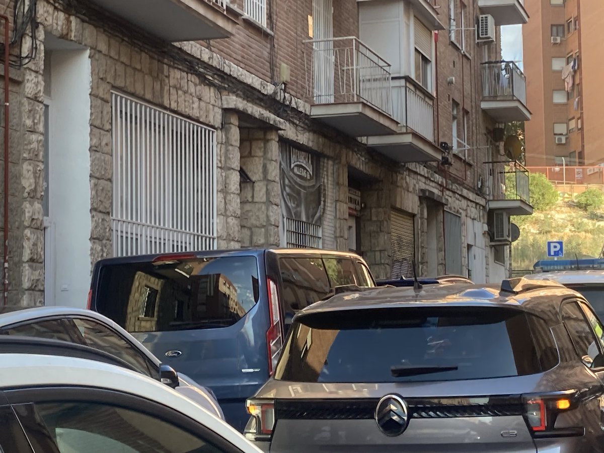 Rgvela7's tweet image. Vallekas hoy, un grupo de HDP de tipo desocupa ha venido a liarla. Como no han conseguido lo que querían y protegidos como siempre por @policia han ido a liarla a un bar de puerto cantfrant y después al gym antifascista del barrio, atancando a unos compañeros del gym
