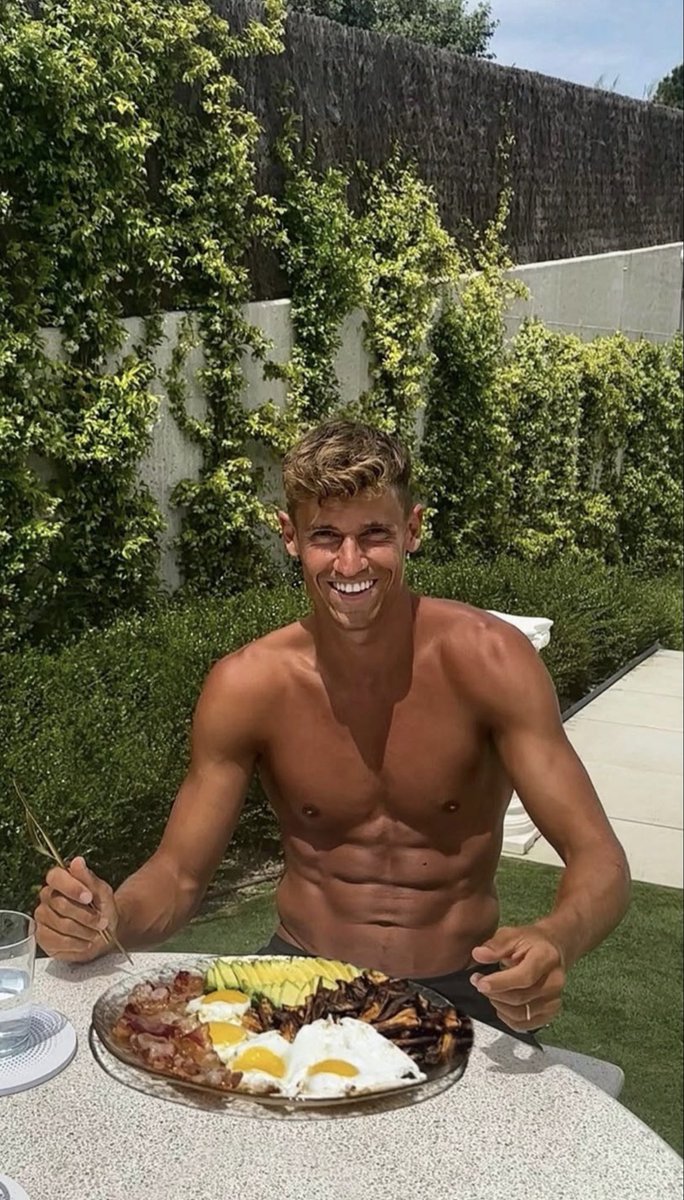 El de la izquierda pretende mofarse del de la derecha