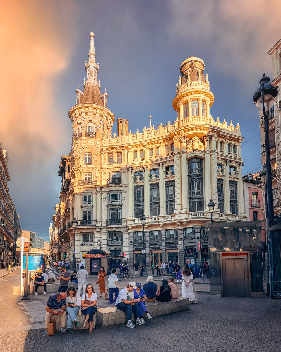 Una plaza pequeña, pero llena de historia. La Plaza Canalejas conecta algunas de las calles más emblemáticas de Madrid y conserva el encanto de sus edificios originales, hoy llenos de vida y actividad.

#Madrid #PlazaCanalejas #VisitMadrid