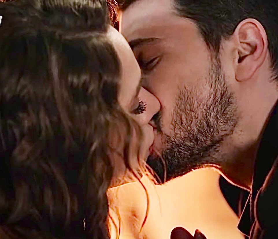 Cassie_mj84's tweet photo. Their chemistry is extraordinary and will always be unmatched!  

From their difference in height to the way they walk 
From the way they look at each other to the way they embrace 
From the kisses they exchange to their intertwined hands 

No matter what you do or think, no one will ever be able to surpass the chemistry between these two when they are together

#HalZey #DenMir