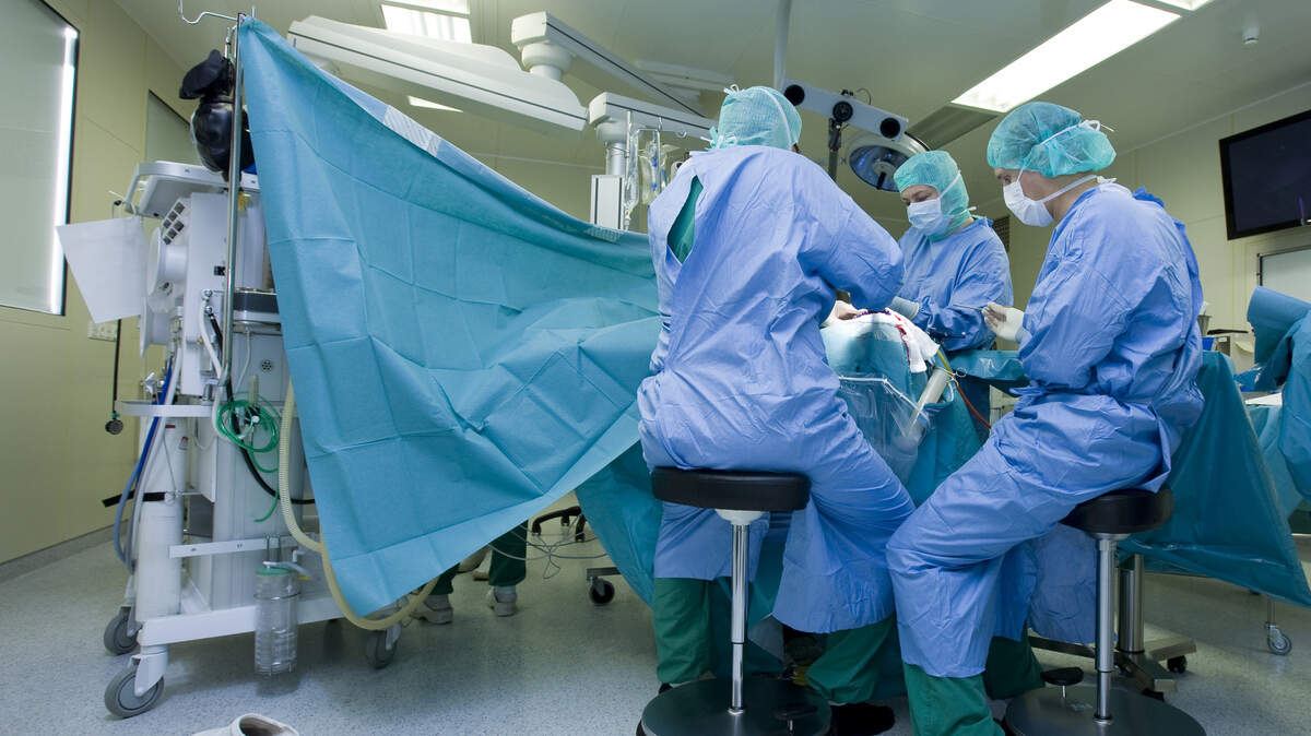 Opmerkelijke rechtszaak in Oostenrijk: lieten chirurgen 12-jarig meisje helpen bij operatie door gat in schedel te boren? dlvr.it/TNgTJR