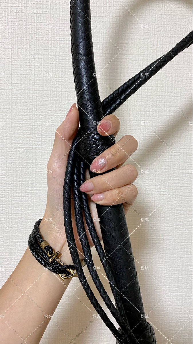 收到来自主人<a href="/EremiteSSS/">彡万事青松</a> 的第一柄鞭，一鞭正中心房💓皮鞭手链当然也是💗
#鞭子 #鞭責め #whip #bdsmِ