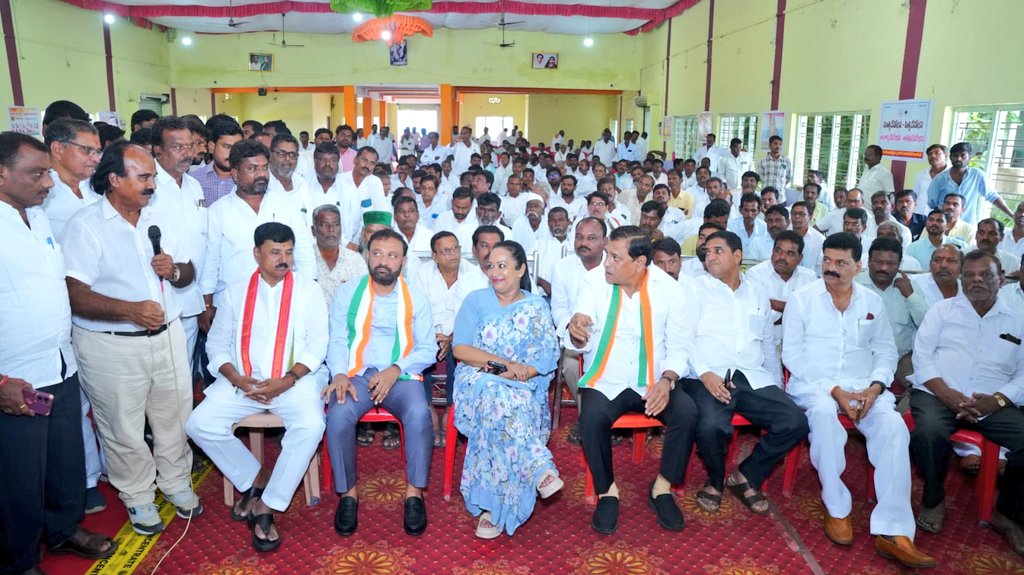 szarita's tweet image. Day 3 - #SangathanSrijanAbhiyan
 #Sangareddy  

Block-level meeting of Block-A was held in Narayankhed, Sangareddy, to rejuvenate the district organization and select a new DCC president, incorporating the views of all party workers.
@kharge @RahulGandhi @priyankagandhi