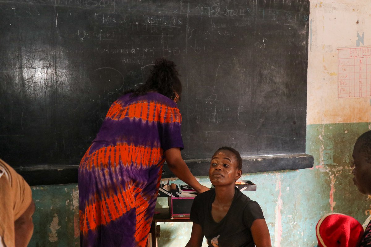 elimu_projects's tweet image. The Elimu Familia Stawi team held a Make-up Tutorial session empowering parents & caregivers with a hands-on skill for income generation. With creativity & confidence, they’re turning passion into opportunity! #ElimuImpact #SkillsForLife #EconomicEmpowerment