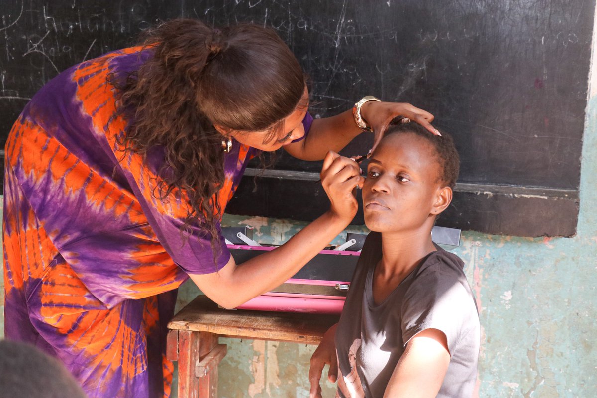 elimu_projects's tweet image. The Elimu Familia Stawi team held a Make-up Tutorial session empowering parents & caregivers with a hands-on skill for income generation. With creativity & confidence, they’re turning passion into opportunity! #ElimuImpact #SkillsForLife #EconomicEmpowerment