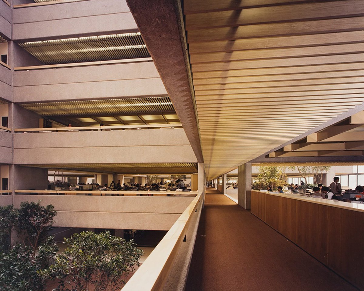 MishArqT's tweet photo. Cuando en 1976 don Manuel Espinosa Yglesias compra a la familia Almazán los ejidos de Universidad 1200 en Xoco, hace de ellos el Centro Bancomer, abierto en 1981, obra de Juan Sordo Madaleno, a quien pertenecen las imágenes tomadas por Armando Salas Portugal. 

Al acto acude el Presidente López Portillo, quien decide nacionalizar el banco en 1982.