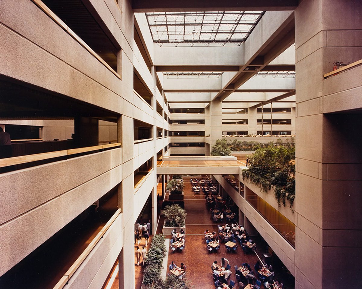 MishArqT's tweet photo. Cuando en 1976 don Manuel Espinosa Yglesias compra a la familia Almazán los ejidos de Universidad 1200 en Xoco, hace de ellos el Centro Bancomer, abierto en 1981, obra de Juan Sordo Madaleno, a quien pertenecen las imágenes tomadas por Armando Salas Portugal. 

Al acto acude el Presidente López Portillo, quien decide nacionalizar el banco en 1982.