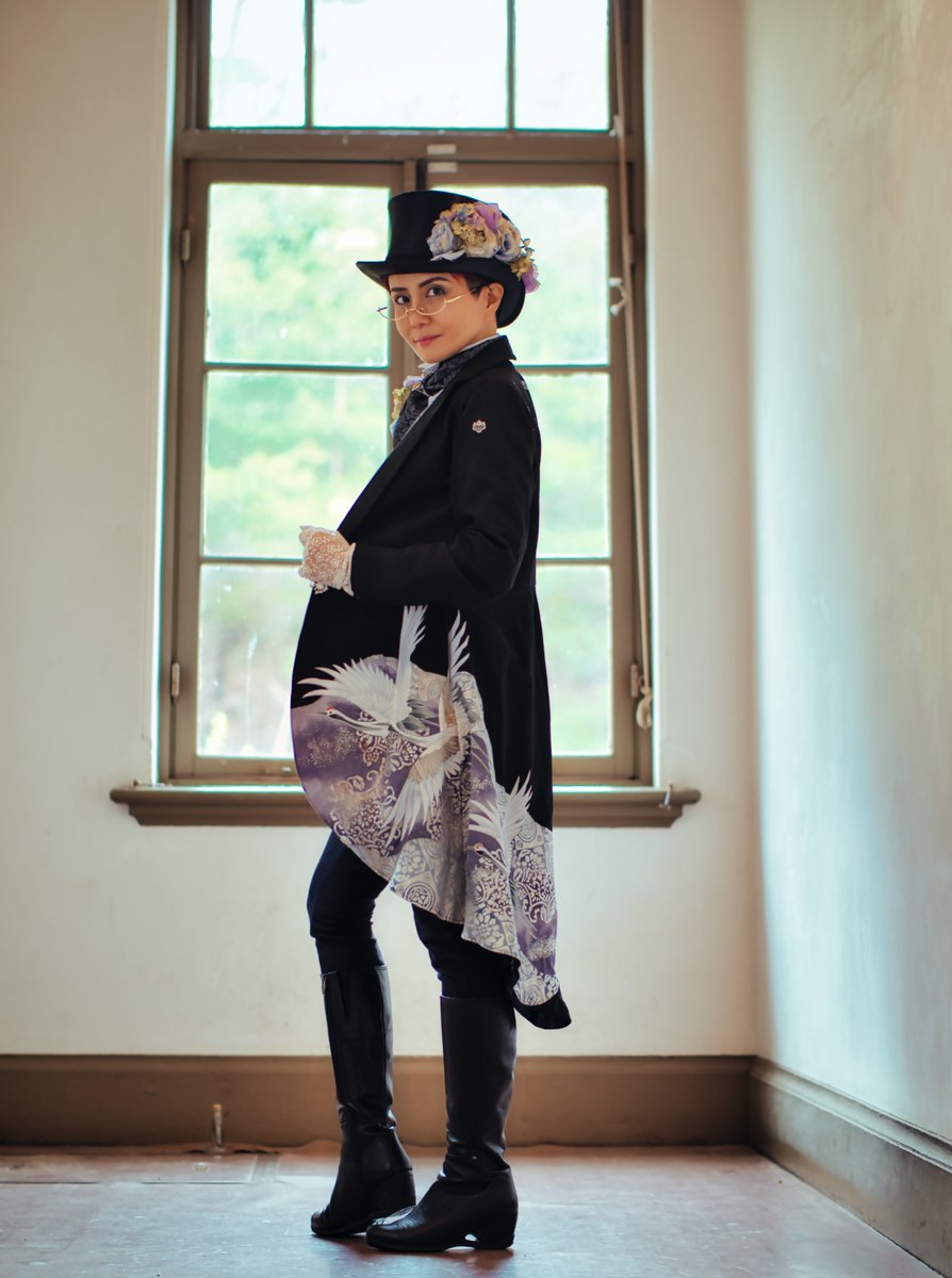 【日本の淑女のための礼装】
日本の既婚女性の正装である黒留袖と、西洋紳士の礼装であるモーニング（朝昼の燕尾服）が融合したハイブリッド・テイルコート

撮影：とげなしさん
<a href="/TgNothingTgTg/">とげなし📷️＠のんき写真家</a>