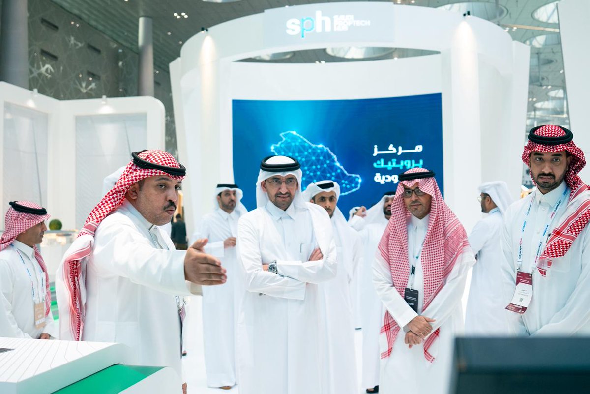 REGA_KSA's tweet photo. سعادة السيد إبراهيم المهندي وزير العدل ووزير الدولة لشؤون مجلس الوزراء بدولة قطر، يزور الجناح السعودي المشارك في #منتدى_قطر_العقاري، مطّلعًا على جهود الجهات في تطوير القطاع العقاري وتعزيز الجاذبية الاستثمارية. https://t.co/bQEuu2ZjNU