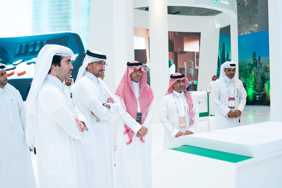 REGA_KSA's tweet photo. سعادة السيد إبراهيم المهندي وزير العدل ووزير الدولة لشؤون مجلس الوزراء بدولة قطر، يزور الجناح السعودي المشارك في #منتدى_قطر_العقاري، مطّلعًا على جهود الجهات في تطوير القطاع العقاري وتعزيز الجاذبية الاستثمارية. https://t.co/bQEuu2ZjNU