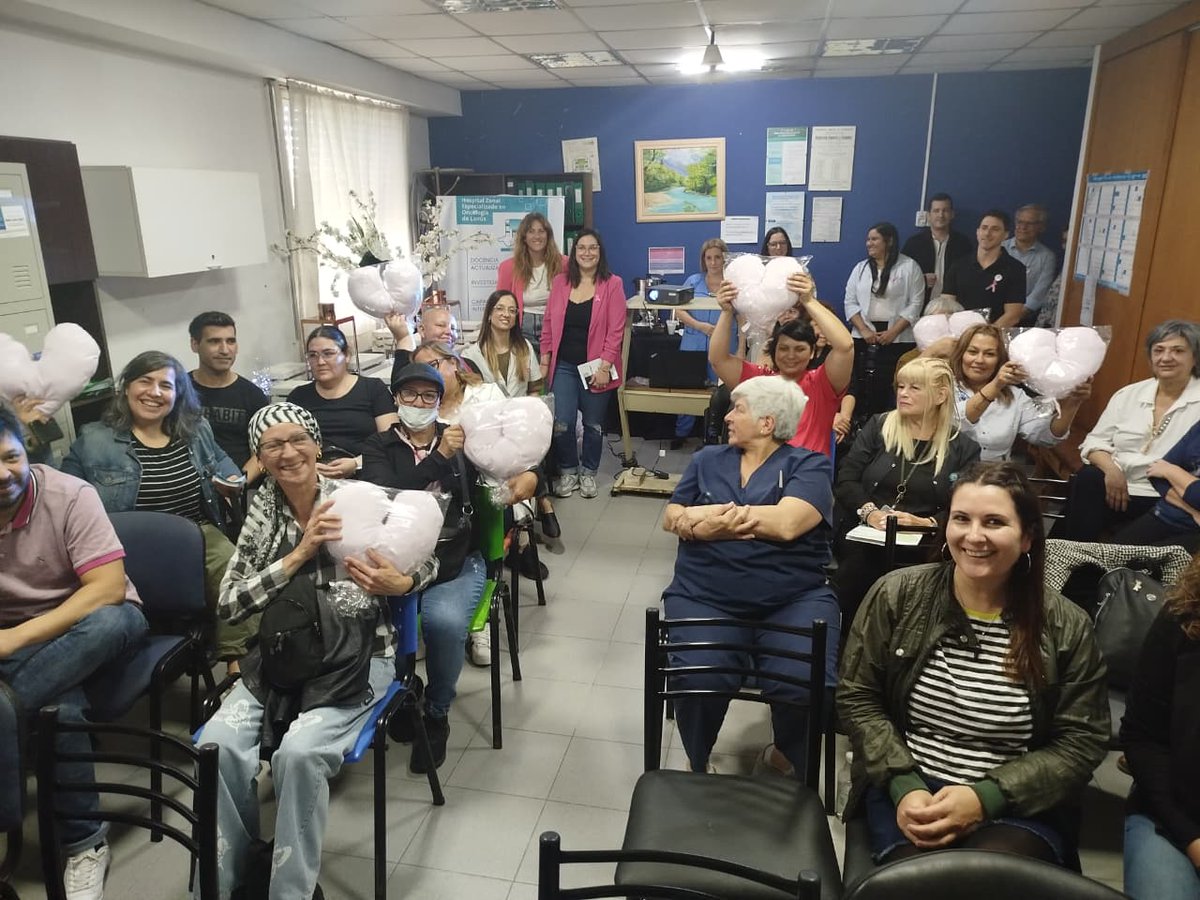 En el marco del Mes de la Concientización del Cáncer de Mama y en conjunto con <a href="/justiciayddhhBA/">Ministerio Justicia y DDHH</a> , entregamos almohadones con forma de corazón confeccionados por mujeres que están en contexto de encierro, a las personas en tratamiento y al equipo médico del Hospital Ana Goitia.💖