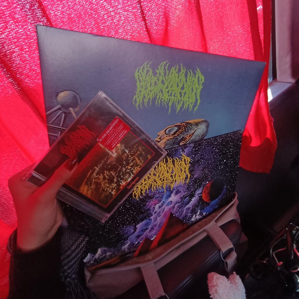 PAUL BİR ARKADAŞA ALBÜM İMZALIYORUZ DEMİŞ BİZ DE GEREKENİ YAPTIK