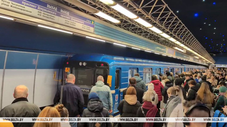 Гинекологиялық орындықтағы жалаңаш сурет