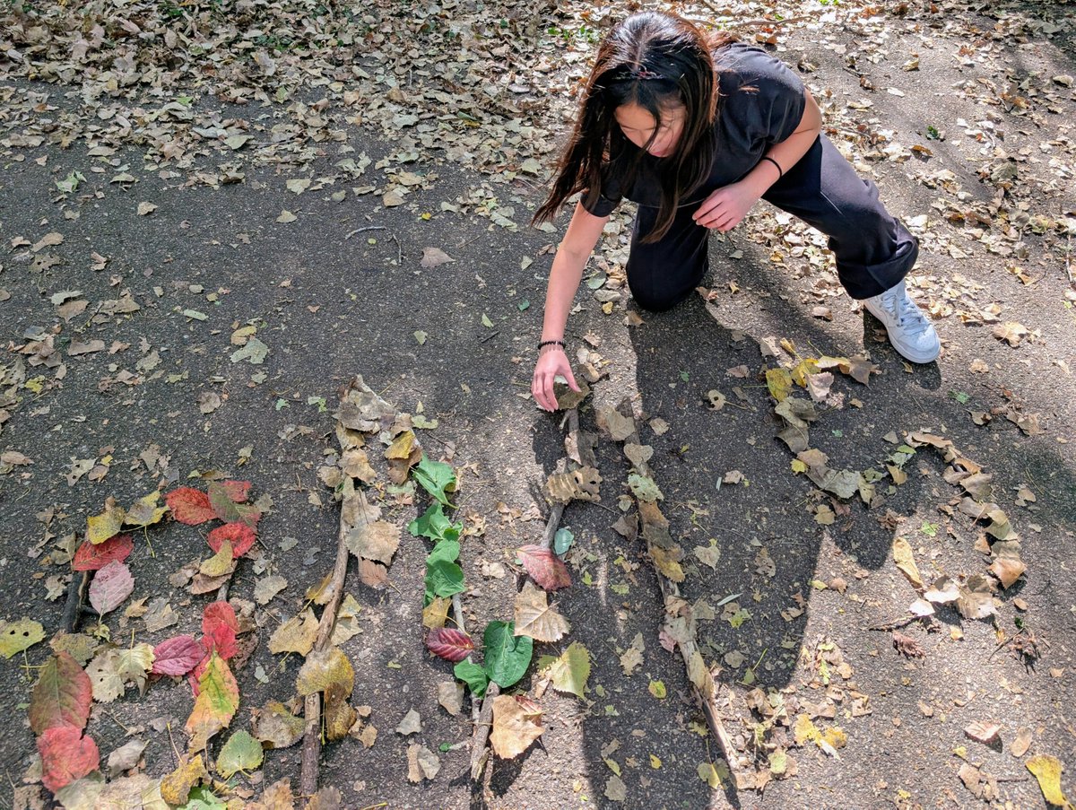 bmssteam's tweet photo. Art students took their creativity outdoors! During a nature walk, they used natural materials to design beautiful symmetrical, asymmetrical, and radial art pieces. #STEAMCreativity #OutdoorLearning #BulldogArtists #bmssteambulldogs #bmsbulldogsrock https://t.co/fMWzzeZjUP