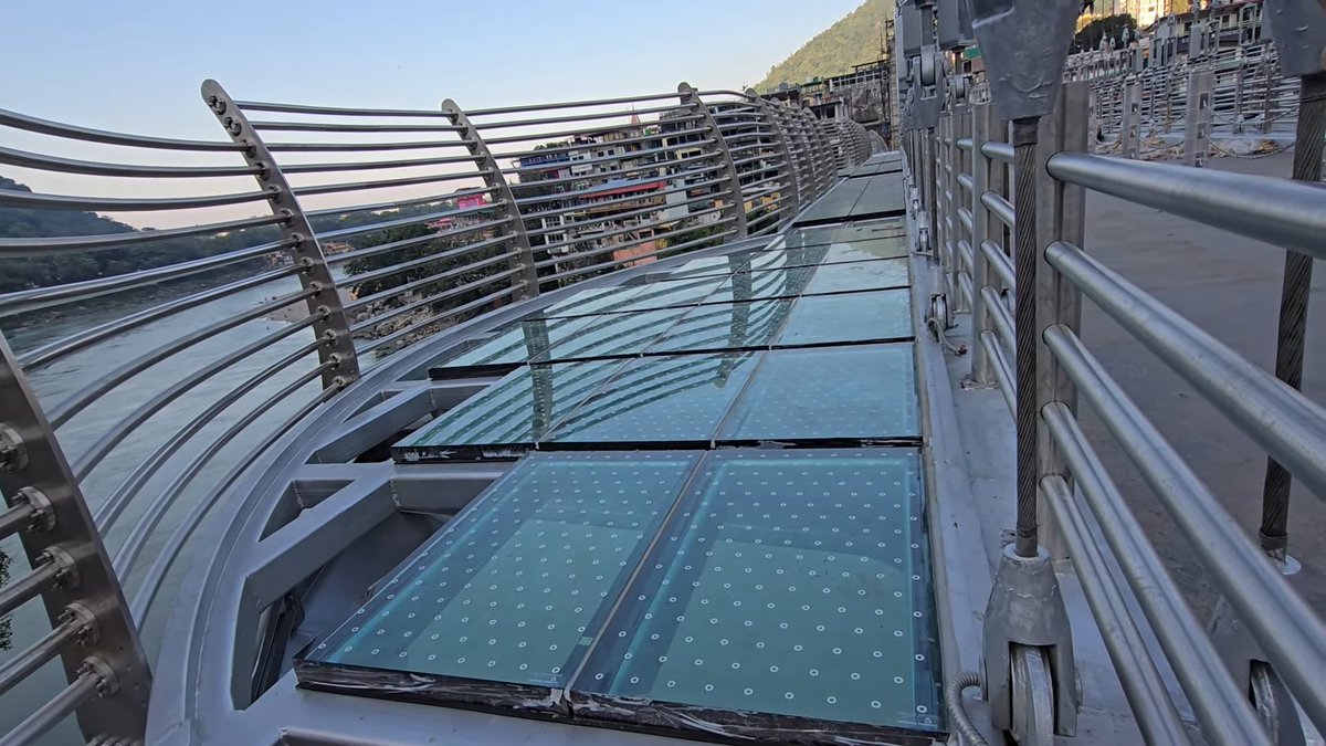 IndiaInfra02's tweet image. Rishikesh Bajrang Setu, the glass bridge replacing Laxman Jhula work progress. 65 mm Glass installation is almost 80% complete.
Total length: 132m, width: 8m [5m for vehicles, 3m (1.5m both sides) glass bridge for pedestrians]. Deadline Dec 2025