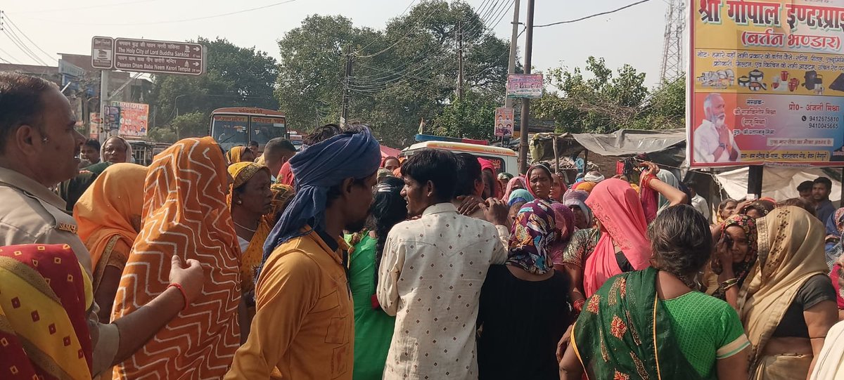 bstvlive's tweet image. मैनपुरी : करंट लगने से दुकान के कर्मचारी की हुई मौत 

➡परिजनों ने मारपीट कर हत्या का लगाया आरोप 
➡परिजनों ने शव रखकर जीटी रोड पर लगाया जाम
➡सूचना पर पुलिस ने परिजनों को समझा बुझाया 
➡पुलिस ने शव के अंतिम संस्कार करने के अपील की
➡बेवर थाना क्षेत्र के अस्पताल तिराहे का है…