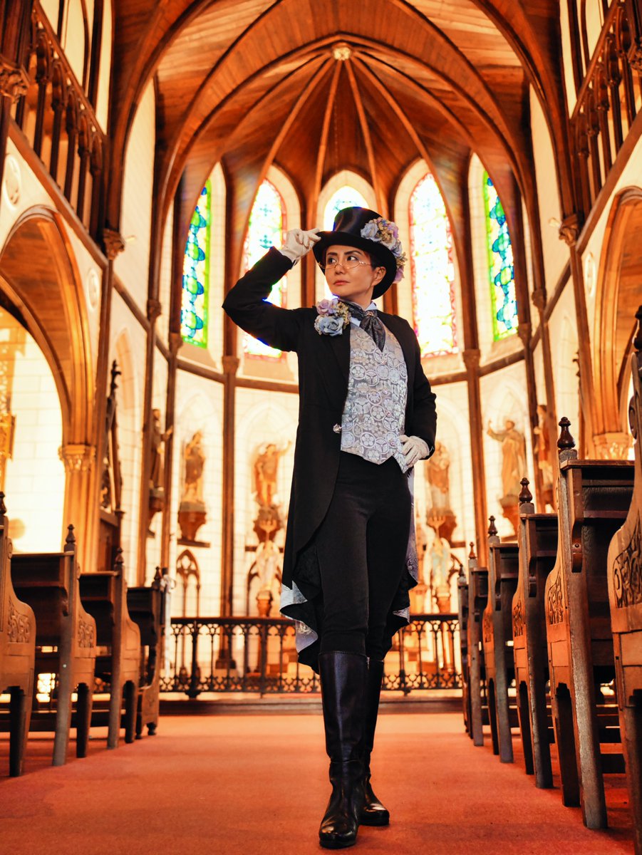 最近のお式では黒留袖を着る女性がほとんどいなくなってしまいましたね。でも紋付きのこんなテイルコートなら、気軽にお召いただけますよ。あなたも男装の麗人としてパーティーに出席してみませんか？

撮影：とげなしさん
<a href="/TgNothingTgTg/">とげなし📷️＠のんき写真家</a>