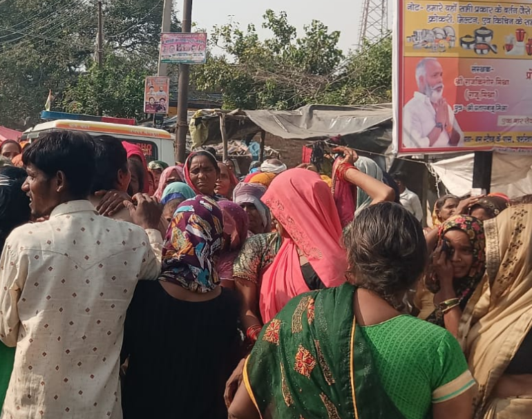 bstvlive's tweet image. मैनपुरी : करंट लगने से दुकान के कर्मचारी की हुई मौत 

➡परिजनों ने मारपीट कर हत्या का लगाया आरोप 
➡परिजनों ने शव रखकर जीटी रोड पर लगाया जाम
➡सूचना पर पुलिस ने परिजनों को समझा बुझाया 
➡पुलिस ने शव के अंतिम संस्कार करने के अपील की
➡बेवर थाना क्षेत्र के अस्पताल तिराहे का है…