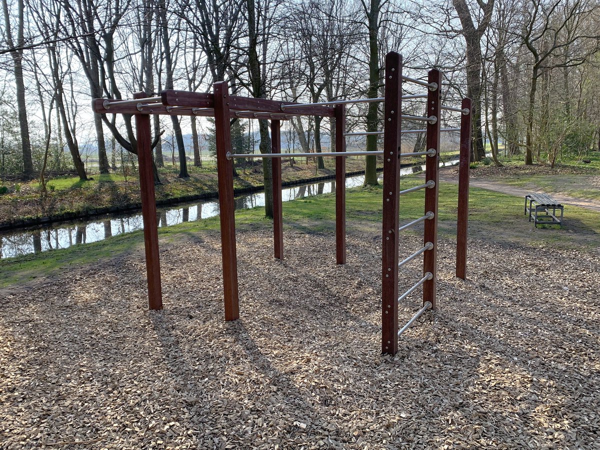 𝐇𝐞𝐫𝐟𝐬𝐭𝐰𝐞𝐞𝐫? 𝐏𝐞𝐫𝐟𝐞𝐜𝐭 𝐯𝐨𝐨𝐫 𝐞𝐞𝐧 𝐨𝐮𝐭𝐝𝐨𝐨𝐫 𝐰𝐨𝐫𝐤𝐨𝐮𝐭! 💪🍂
Onze #OutdoorFitness toestellen – van hout of gerecycled kunstgras <a href="/GreenMatterBV/">GreenMatter</a> passen natuurlijk in elke omgeving. 
 
Info: 👉whsports.nl/outdoor-fitness
 
#BuitenBewegen | #OpenbareRuimte