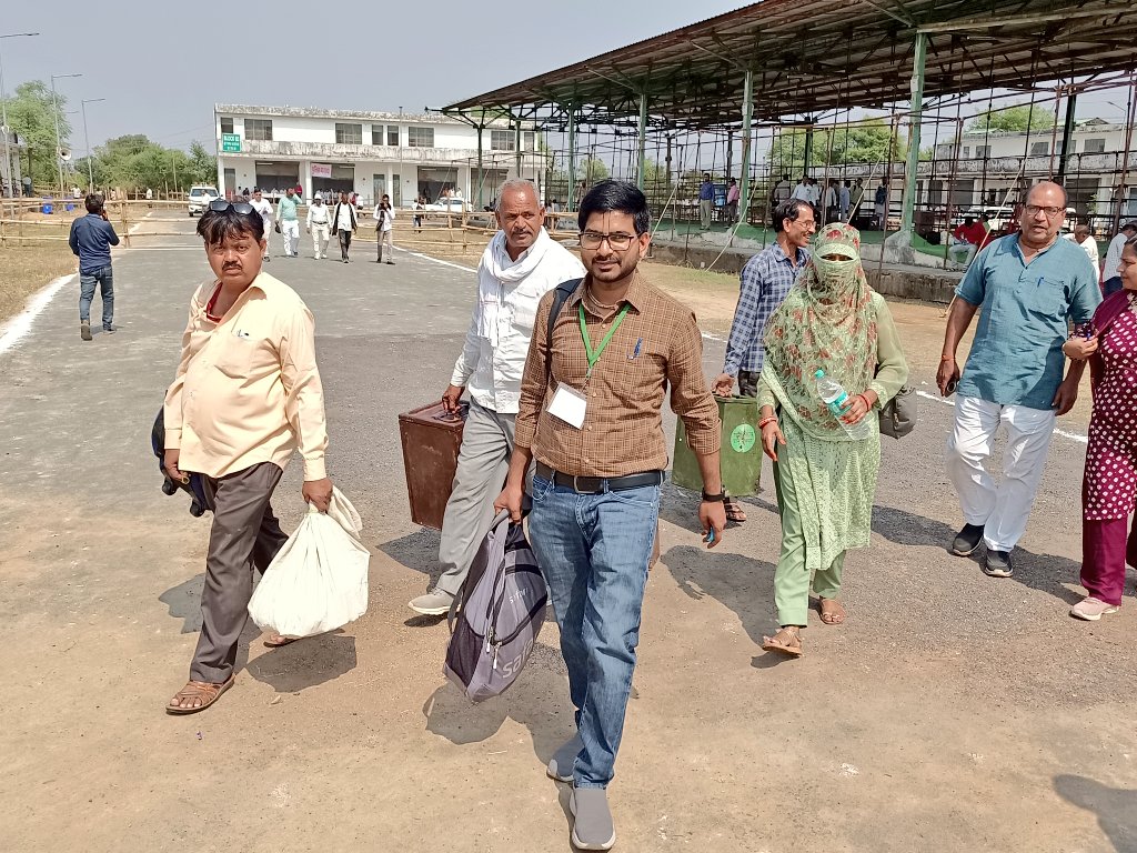 Dm Lalitpur (@dmlalitpur) on Twitter photo नगर पालिका उप निर्वाचन के अंतर्गत 15 अक्टूबर को होने वाले मतदान के लिए सभी पोलिंग पार्टियां अमरपुर मंडी से मतदान केंद्रों के लिए रवाना हुईं, सभी को निर्भीक होकर निष्पक्ष व शांतिपूर्ण मतदान कराने के निर्देश दिए गए नगर पालिका उप निर्वाचन के अंतर्गत 15 अक्टूबर को होने वाले मतदान के लिए सभी पोलिंग पार्टियां अमरपुर मंडी से मतदान केंद्रों के लिए रवाना हुईं, सभी को निर्भीक होकर निष्पक्ष व शांतिपूर्ण मतदान कराने के निर्देश दिए गए