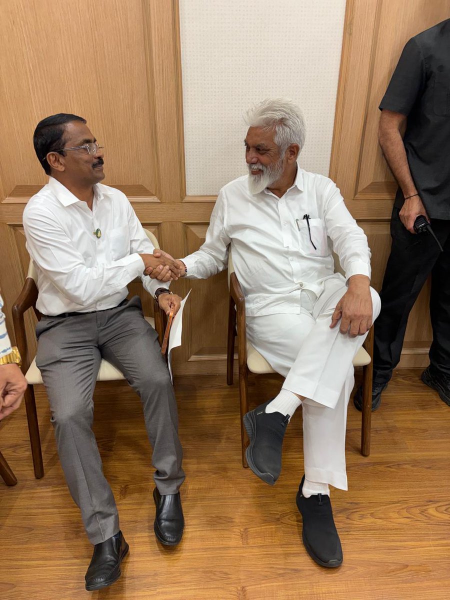 ithakurprashant's tweet image. राज्याचे कॅबिनेट मंत्री मा. दादाजी भुसे यांची सदिच्छा भेट घेतली. या भेटीदरम्यान त्यांच्याशी विविध विषयांवर हृदय संवाद साधला आणि विचारमंथन केले.
@dadajibhuse 
#MaharashtraDevelopment #Panvel #Maharashtra