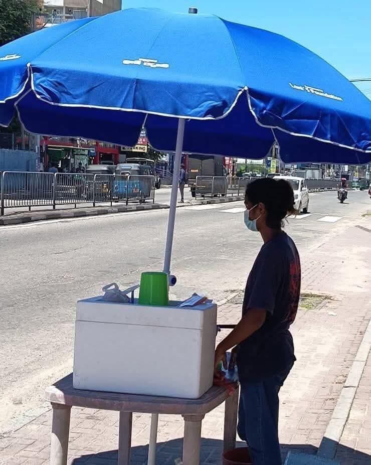 මේ ළමයා අද තමා මේ වැඩේ පටන් අරන් තියෙන්නෙ💪
 ඇඹුල් දොඩං යුෂ වීදුරැවක් රුපියල් 100යි❤️
දෙහිවල පීට්සා හට් එක ළග ඉදල (හෝලි ෆැමි කොන්වන්ට් එක අසල)  තනියම ගේමක දෙනවා.💪💪
අම්මා වකුගඩු අසණිපයෙන්ලු😥
ඉරිදට නංගි එක්ක ගෙයින් ගෙට ගිහින් එළවලු විකුණනවලු.👏👏 
පුලුවන් හැමෝම උපරිම සහයෝගය