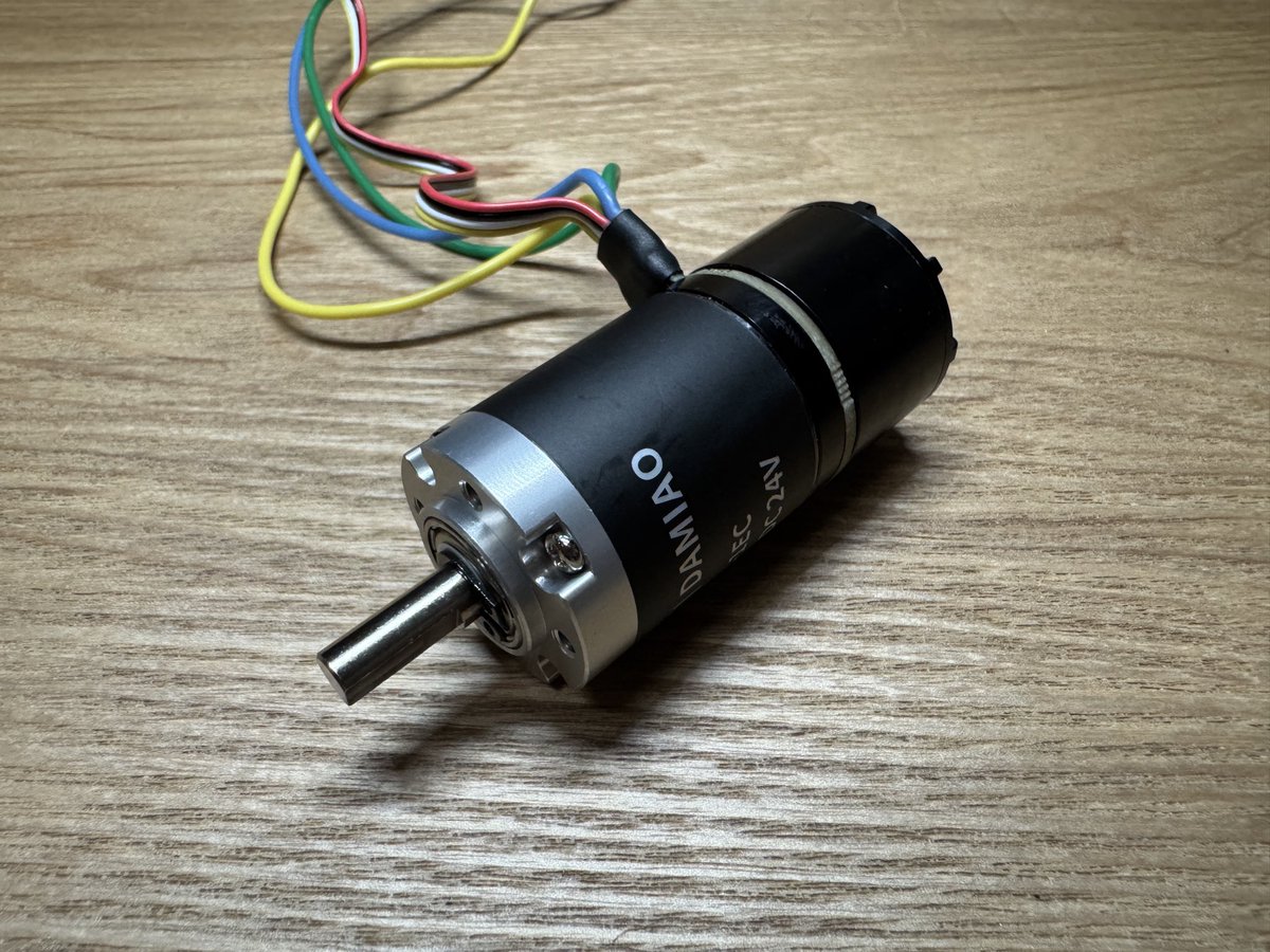 jani_onct's tweet image. はかりなかったから正確な重さは測れてないけどかなりM2006と比べてずっしり感じる
出力軸にタップの穴とかピン用の穴がないから固定が不便そう