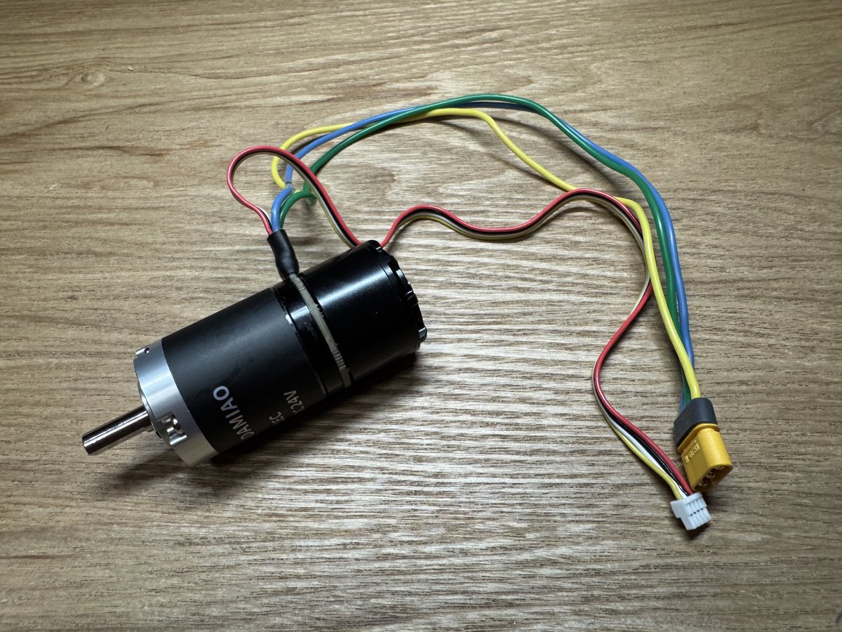 jani_onct's tweet image. はかりなかったから正確な重さは測れてないけどかなりM2006と比べてずっしり感じる
出力軸にタップの穴とかピン用の穴がないから固定が不便そう