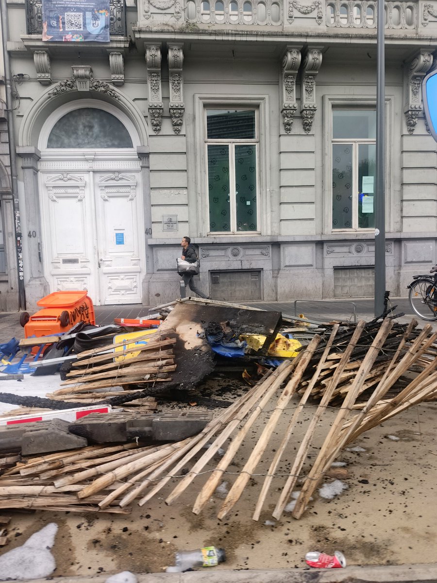 🚨Défendre les services de l'État? Apparemment, ça passe par détruire ses biens. Facture à envoyer aux syndicats et partis qui les instiguent.