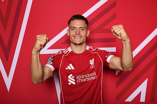 thejurgenholic's tweet image. RESMI: Per hari ini khusus pemain Liverpool akan dilakukan pemutihan/penghapusan julukan 007+ dst, jadi akan diulang mulai dari 000 lagi.
Semua setuju 👨🏼⚖️ ✅