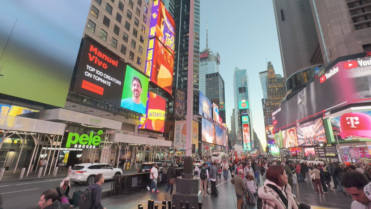 That moment when you see yourself on a Times Square billboard and can't process it 🤯 

Shoutout to <a href="/topmateHQ/">Topmate.io</a> for making this happen and for creating an amazing platform where we all grow together 🫶♥️