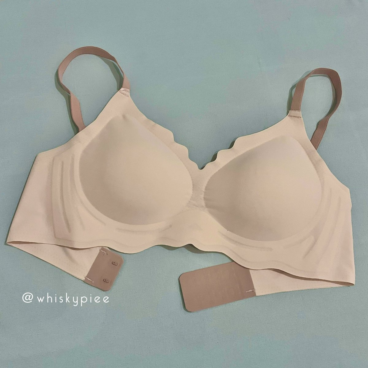 whiskypiee's tweet photo. @wontfy btw aku punyaa yg seamless kalo dipake kaya gituu, kalo menopangnya sih lebih yg pink ya soalnya yg ijo ni busanya lebih tebel dan ga yg bisa diatur talinya. sama sama nyaman dipakai💗

yg hijau https://t.co/ZWM3XzQFk9
pink https://t.co/J7IlBgvEoS https://t.co/xKNh3a9fpB