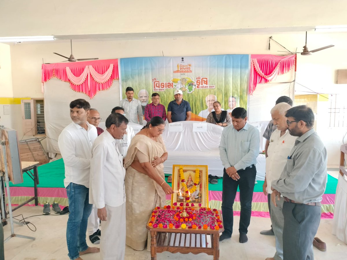 TdoManavadar's tweet photo. વિકાસ સપ્તાહ અંતર્ગત તાલુકા કક્ષાના "રવિ કૃષિ મહોત્સવ"નું ભવ્ય આયોજન કરવામાં આવ્યુ જેમાં પદાધિકારીશ્રીઓ,અધિકારીશ્રીઓ તથા બહોળી સંખ્યામાં પ્રગતિશીલ ખેડૂતોઓએ ઉત્સાહભર ભાગ લીધો.
@DdoJunagadh 
@collectorjunag
@sdmvanthali 
@InfoJunagadhGoG https://t.co/RzhBQ1gXp4