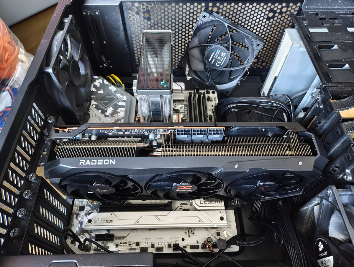 昨日の休みに半日かけて件のつよつよグラボをメインPCにユナァーイト!!
さすが全長340mmば伊達じゃなかった、すぐ隣のストレージ棚に鼻面擦るレベルのギリギリでファン1個外してやっと収まって危うく大草原に置いてけぼりされるところだったw