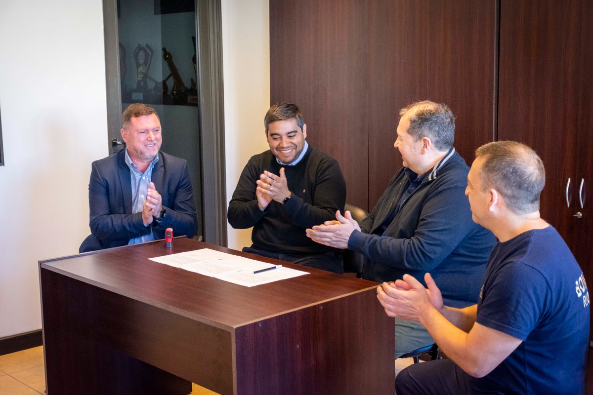 El Municipio de Río Cuarto firmó un convenio con el Cuartel de Bomberos Voluntarios para la entrega de autos y motos que se encontraban abandonados y estaban destinados al desguace. cbahoy.com.ar/el-municipio-e…