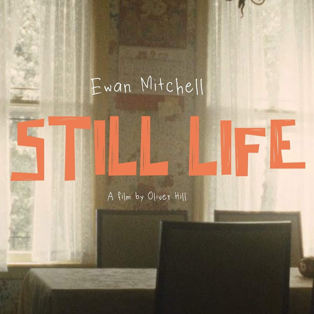 ewanmitchell_mx's tweet image. Ewan Mitchell, protagonizará un nuevo cortometraje titulado Still Life, escrito y dirigido por Oliver Hill y producido por Max Frankel. 

Una comedia oscura sobre un empleado solitario que organiza una cena... con maniquíes. Todo da un giro cuando una chica real toca a su puerta.