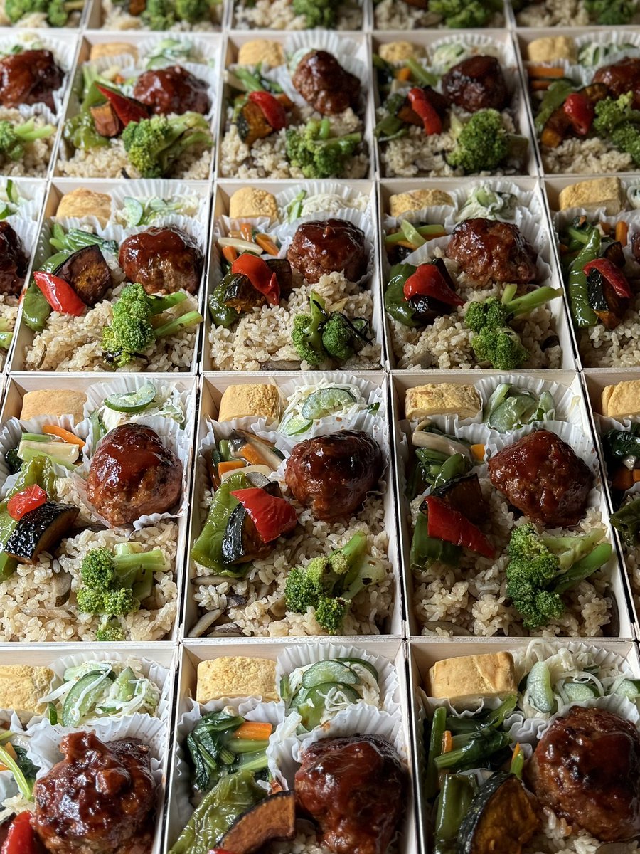 kamono_bento's tweet photo. 【お弁当のメニュー】
・ごぼうの炊き込みご飯
・ハンバーグ
・卵焼き
・大根ときゅうりの胡麻マヨネーズ和え
・小松菜、エリンギ、人参の中華いため
・かぼちゃ、ピーマン、パプリカの揚げ浸し
・ブロッコリーの塩昆布和え

#ロケ弁 #ケータリング https://t.co/dWn3pPppNI