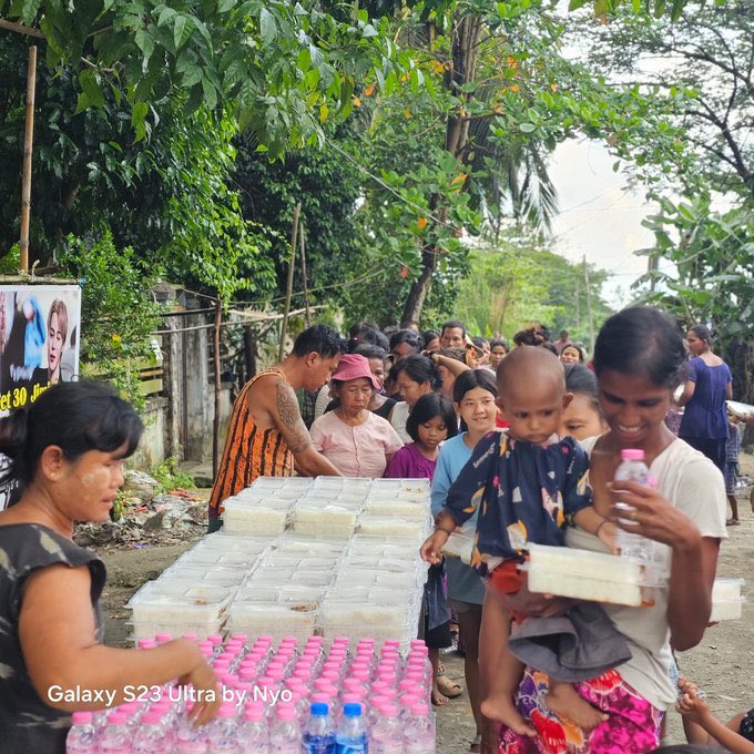 cocojm_0t7's tweet photo. They donated lunch boxes and purified water to 250 low-income families, and another 250 children in a refugee camp in Myanmar  all in Jimin’s name 😭💛 https://t.co/O3c9JUm8We