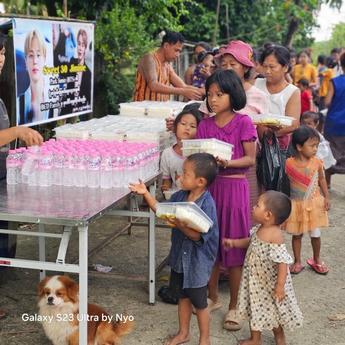 cocojm_0t7's tweet photo. They donated lunch boxes and purified water to 250 low-income families, and another 250 children in a refugee camp in Myanmar  all in Jimin’s name 😭💛 https://t.co/O3c9JUm8We