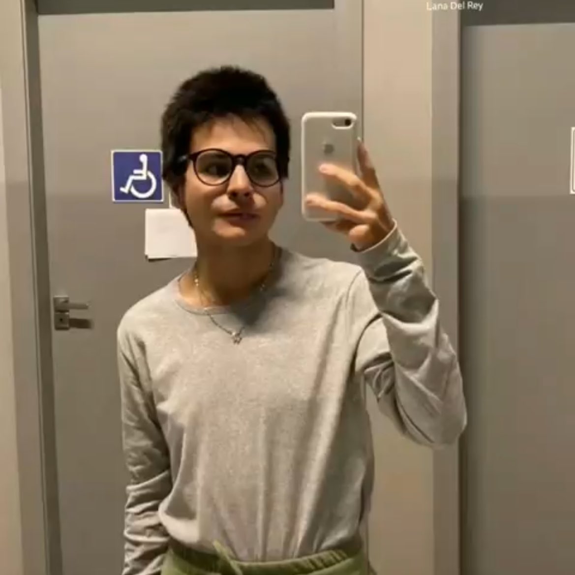 char9a9's tweet photo. eu no mês que me assumi trans // euuu 🏳️‍⚧️🌸🌷💐🌼🌊💕 https://t.co/HbvSJbiW06