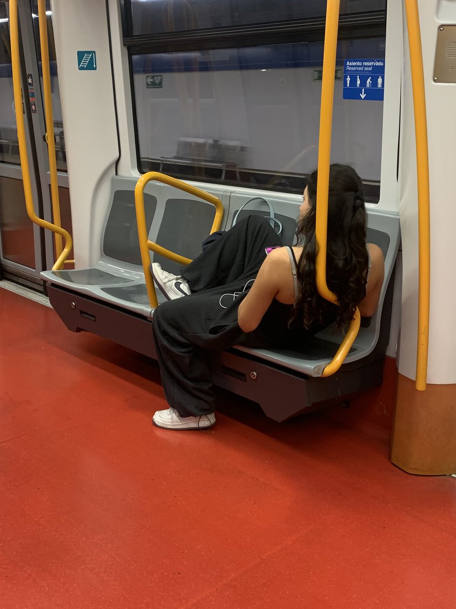 azaroa1979's tweet photo. @metro_madrid donde están aquí los vigilantes en línea 10 en el Infanta Sofía ? https://t.co/f7RLbAlgx9