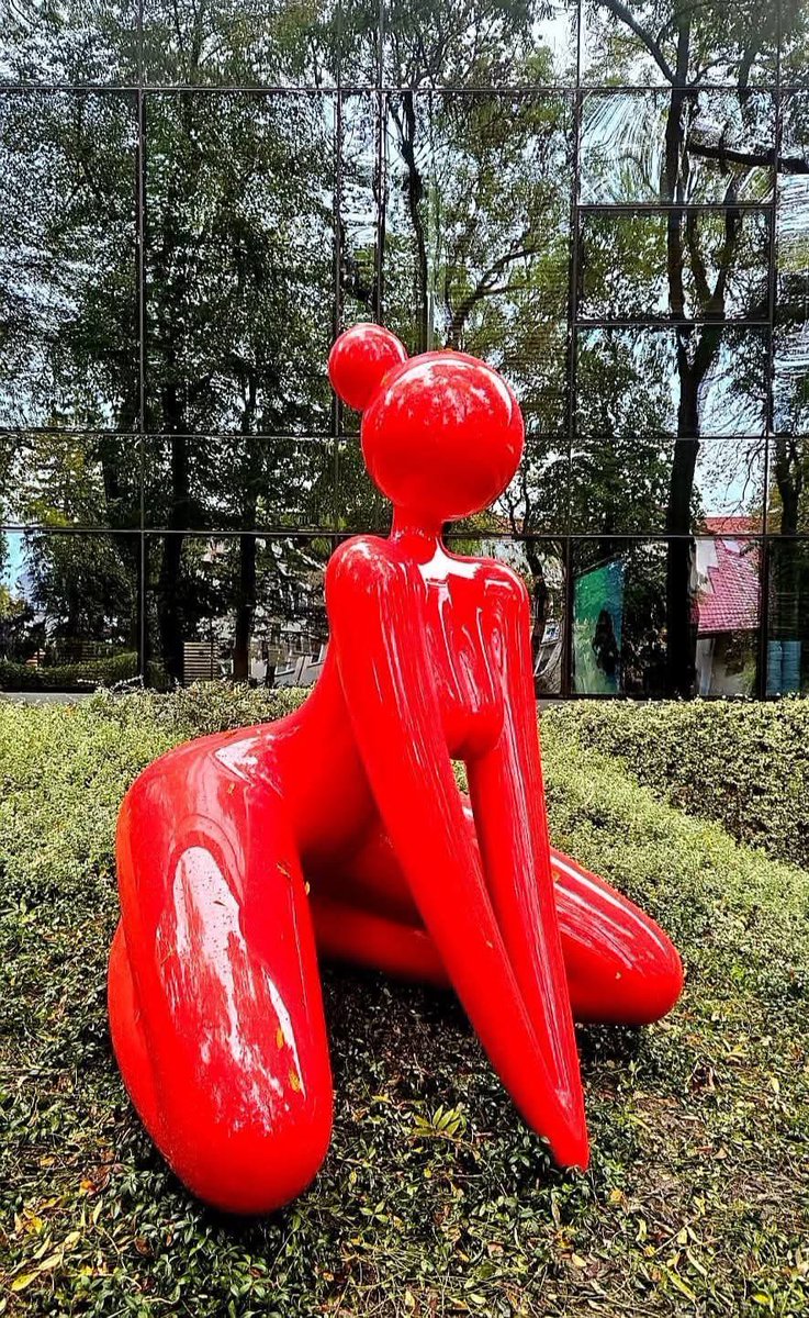 W Busku-Zdroju za 301 tys. zł z puli Ministerstwa Kultury, postawiono rzeźbę - Gaja. Polacy w kolejnym mieście są na pewno bardziej uśmiechnięci – ale z czystego zdumienia, widząc, jak rząd marnuje pieniądze na wątpliwą sztukę zamiast na szpitale, drogi czy wsparcie dla rolników.