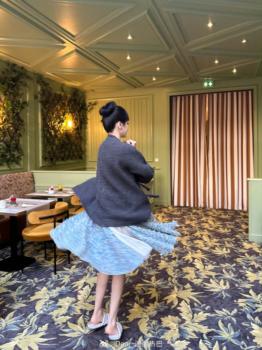 ไม่ใช่แค่ฟคที่ยังไม่ออกจากแฟชั่นวีค พสเร่อปาก็ยังไม่ออกเหมือนกัน ล่าสุดมาลงรูปเพิ่มในเวยป๋อ รูปไหนก็น่ารักตลอดแหละ♡´･ᴗ･`♡

#Dilraba #ตี๋ลี่เร่อปา #迪丽热巴