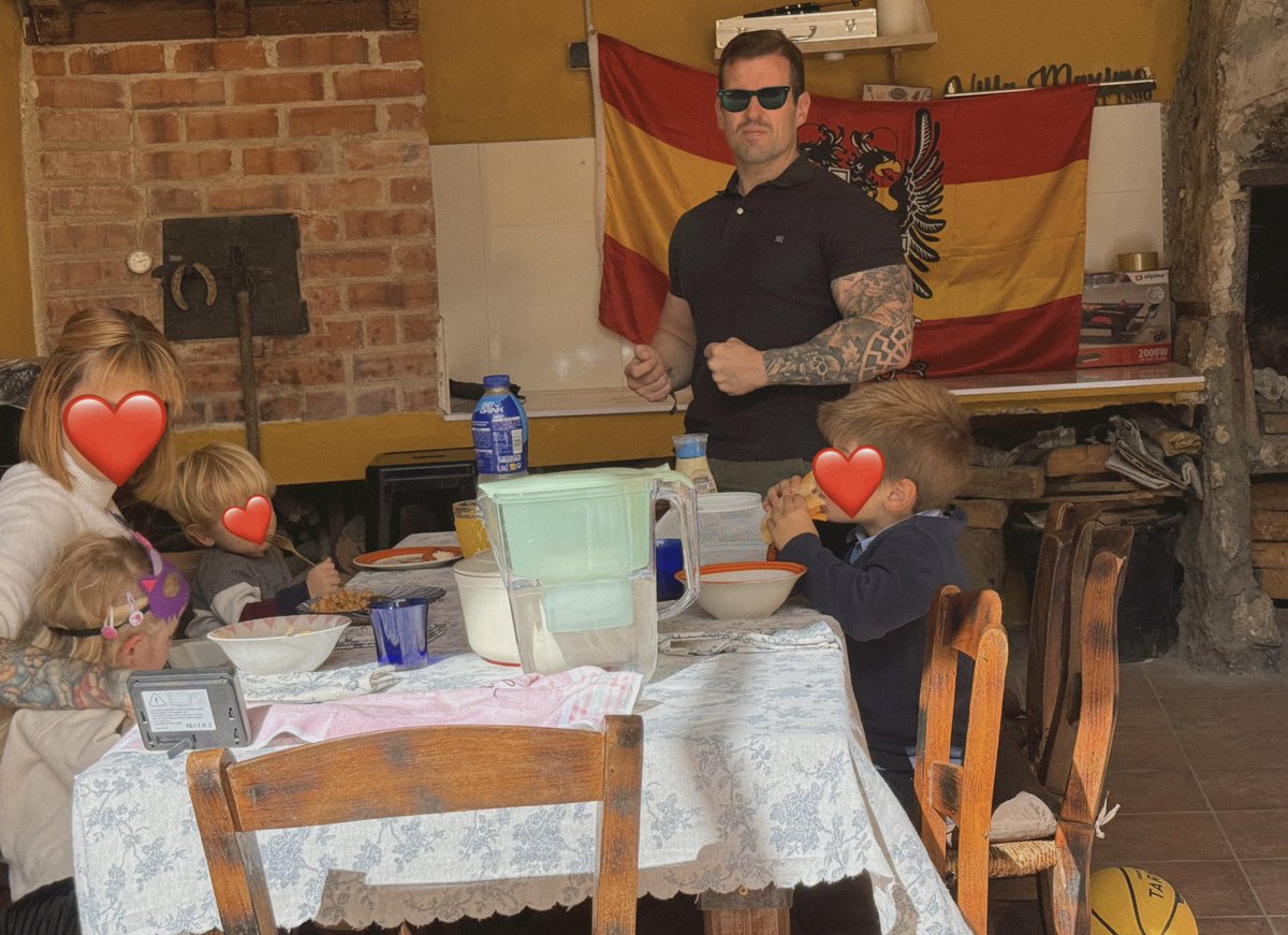 Twitter ha limitado la visibilidad mi foto celebrando el 12 de Octubre con mi mujer y con mis hijos, debido a que cientos de enfermos la han reportado masivamente porque odian lo que representa la familia tradicional y normal, así que la vuelvo a subir.